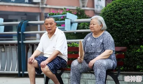 oldmanGay公厕勾搭老头，意外引发社区热议与多方反响，网友纷纷发表看法