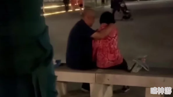 oldmanGay公厕勾搭老头，意外引发社区热议与多方反响，网友纷纷发表看法
